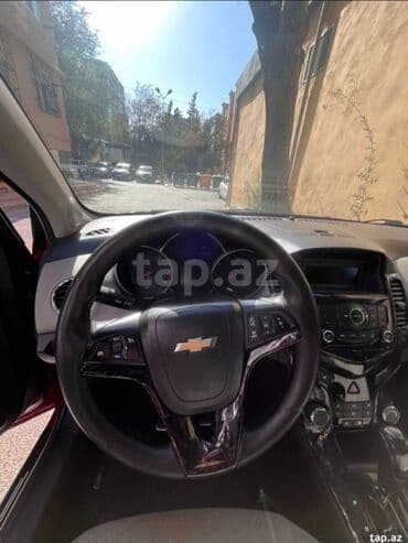 turbo az qız maşınları: Chevrolet Cruze sedan – RS paketli, qırmızı rəng. - Kuzov: 4 qapılı — 4