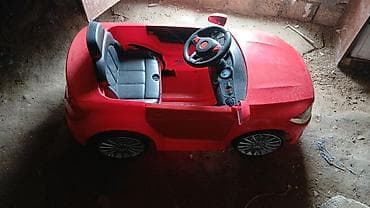 Uşaqlar üçün elektrikli minik maşını – qırmızı kabriolet dizaynı -