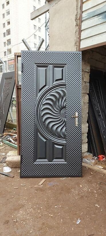 giriş qapı: Metall giriş qapısı – dekorativ relyefli dizayn - Material: keçirməz — 1