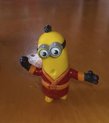 Minions temalı kiçik fiqur – qırmızı xalatlı döyüş sənətləri obrazı -