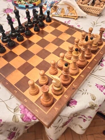 Taxta şahmat dəsti - Material: tamamilə taxtadan hazırlanmış taxta