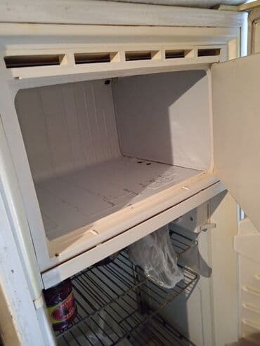 gəncədə soyuducu: Soyuducu, üst hissədə əl ilə açılan kiçik dondurucu kamerası olan — 1