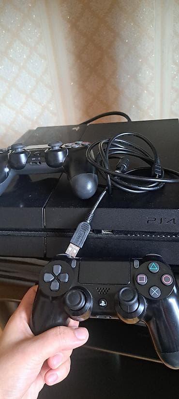 hdm: Sony PlayStation 4 (PS4) oyun konsolu komplekti Komplekt: - PS4 — 2