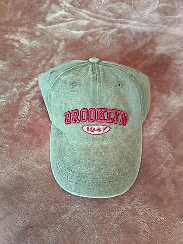 Şapka ve eynekler yenidir çantanin içinin parçasında yırtıq var sadece — 1