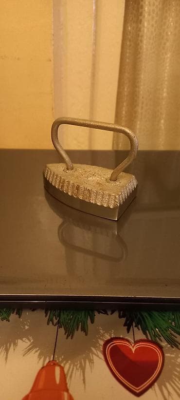 kohne pullar: Köhnə tip ağır dəmir ütü (kömür/sobada isidilən model).Sovet dövrünün — 1