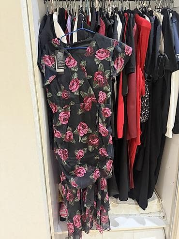 vecerni don: Qara fonda gül naxışlı ziyafət paltarı - Model: Qara rəng üzərində — 2