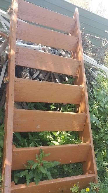 Taxta pilləkən - Material: tamamilə taxtadan hazırlanıb, yan tərəflər