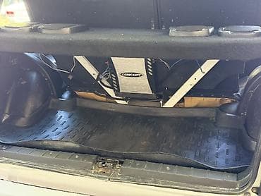 sukan seti: Lada Niva 4x4, ağ rəng, 3 qapılı off-road SUV. Texniki və xarici — 9