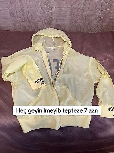 Yüngül, şəffaf materialdan sarı rəngli kapüşonlu jaket. - Ön hissə lalafo.az -da Yüngül, şəffaf materialdan sarı rəngli kapüşonlu jaket. - Ön hissə