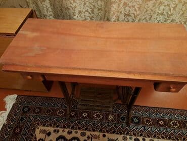 Paltar tikən maşın. Qədimdir. Ayaqla işləyir — 2