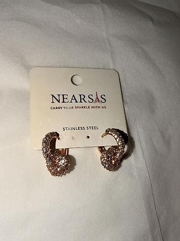 papaqlarin satisi: Maya deyerinden bele ucuz aksesuarlar satilir. Hecbiri isdifade — 10