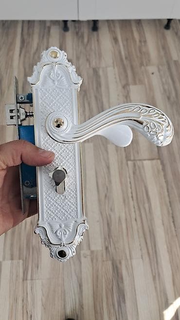 paneli: Ağ rəngli taxta interyer qapısı – klassik üslubda dekorativ relyef və — 3