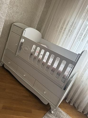 Ağ rəngdə uşaq otağı dəsti Tərkibi: - Beşik‑komod: sağdan-soldan