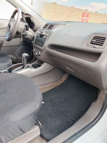 mersedes c 230: Ağ rəngdə Chevrolet Cobalt avtomobili. Salonda oturacaqlar üçün — 16