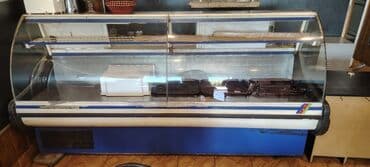 Bu vitrin soyuducu şüşəli ön hissəsi və geniş daxili sahəsi ilə