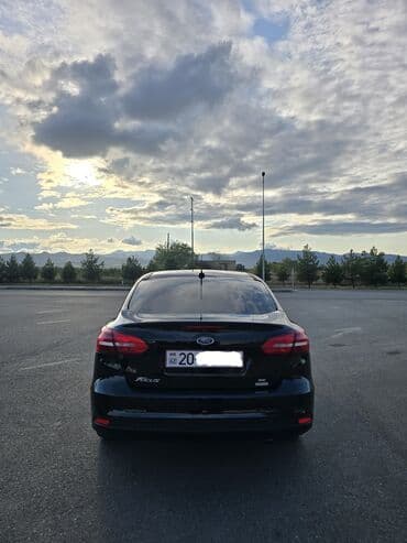 инвертор с 12 на 220 вольт: Ford Focus sedan – qara rəng, benzinlə işləyən, ön ötürücülü. Xarici — 7