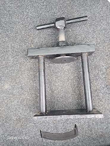 Möhkəm metal konstruksiyalı əl presi / sıxacaq aləti. Xüsusiyyətlər