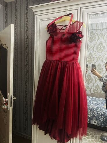 Qırmızı rəngdə qız uşağı üçün ziyafət/gecə libası. - Model: yuxarı