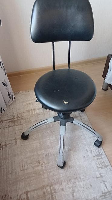 Əla vəziyyətdə 4 mebel stulu + 1 ofis stulu( təkərli ayaqlarla)
