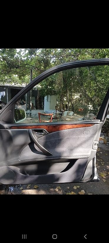 e39 radiator: Mercedes-Benz E‑Class (W210) sedan, gümüşü rəng. - Kuzov: 4 qapılı — 5