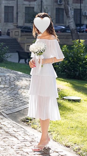 Ağ rəngli, çiyinlər açıq midi paltar. Yüngül, axıcı parça; üçqat qatlı