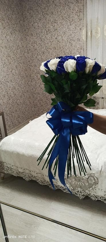 liliya gulu: Mavi-ağ qızılgüllərdən ibarət buket - Tərkib: tünd mavi və ağ — 3