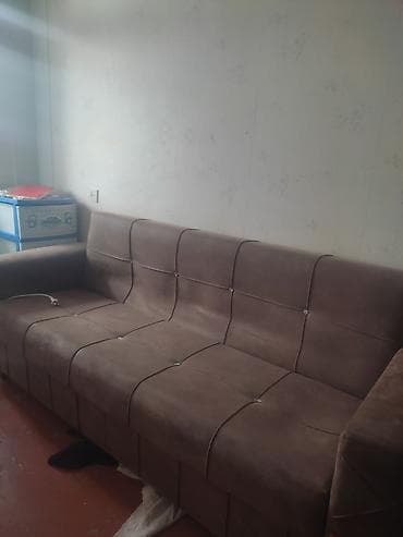 Qəhvəyi rəngdə yumşaq parça ilə üzlənmiş 3 nəfərlik divan