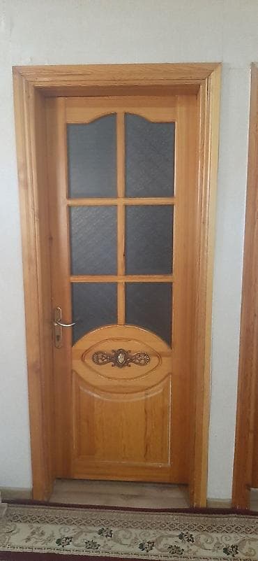Taxta qapı ələ vəziytdədi - Material: təbii ağac (şabalıd