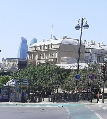 Nizami Moll, Nizami metronun garşisinda arxitektur daş binadir — 2