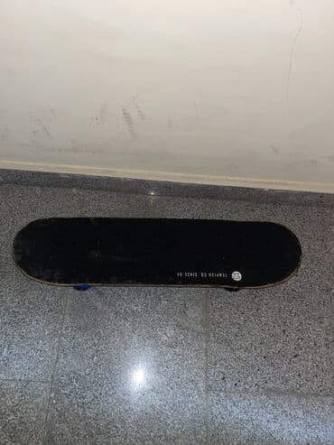 Skateboard – klassik tam ölçülü deka - Üst səth: qara rəngli grip