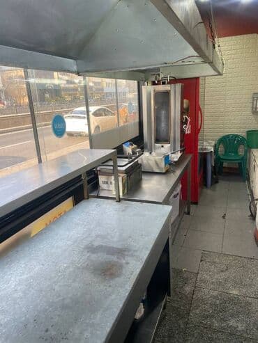 Genclik Metrosunun yaxinligi esas yolun ustunde yerlesen obyekt