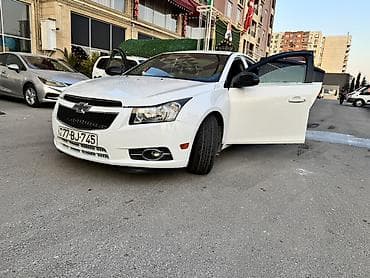 range rover 2019: Chevrolet Cruze sedan – ağ rəng, 4 qapı, ön-çəkiş. Xüsusiyyətlər: - — 4