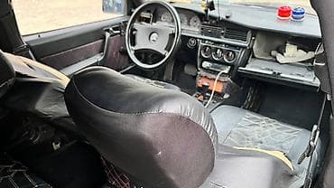 mersedes benz c: Mercedes‑Benz 190 (W201) sedan - Kuzov: 4 qapılı sedan, tünd qırmızı — 8