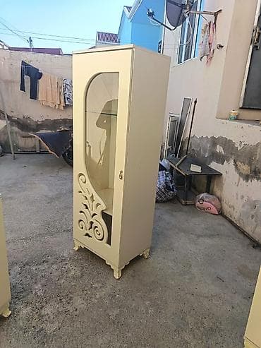 qonağ desti: Ağ rəngdə klassik üslubda qonaq otağı vitrini və konsol dəsti — 2