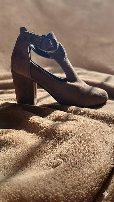 Qadın ayaqqabısı – tünd qəhvəyi rəng, süet fakturalı material. Orta lalafo.az -da Qadın ayaqqabısı – tünd qəhvəyi rəng, süet fakturalı material. Orta