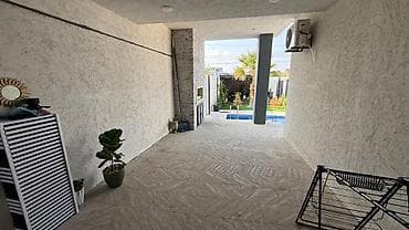 modern ev: Hovuzlu modern həyət evi - Geniş, tam hasarlı həyət: dekorativ pal­ma — 8