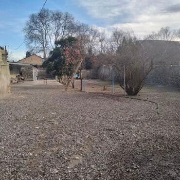 islenmis qapi pencere: Mavi rəngdə, ikiqanadlı metal qapı, yuxarı hissəsində dekorativ metal — 2