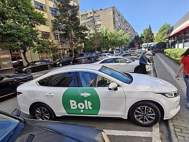 qaz star avtomobil: Bolt brendi ilə tam bükülü ağ sedan avtomobil. Yan qapılarda iri yaşıl — 1