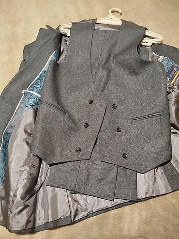 paltar xoncalari: Kişi kostyumu – boz rəngli, klassik üslubda 3 hissəli dəst. - Jaket — 3