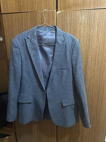 Kişi üçün klassik üslubda pencək satılır. Az geyinilib, yaxşı