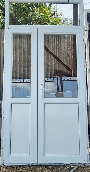 Ağ rəngli ikiqanadlı PVC giriş qapısı - Material: PVC profil, şüşəli — 1