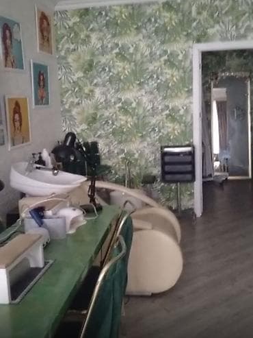 Gözəllik salonu üçün tam təchizatlı iş yerləri və avadanlıqlar