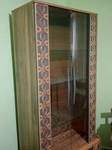 Manekenlər: Şüşəli dolab vitrini — 1