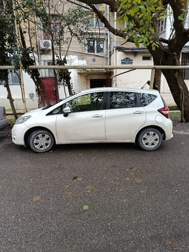 toyota plus c: Nissan Note, ağ rəng, 5 qapılı hatchback. günlük 30 az depozit 300azn — 2