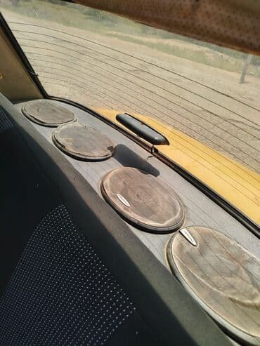 ваза напольная стеклянная высокая без узора: VAZ 2106 sedan – klassik sovet dizaynı və sarı rəngli kuzov. Texniki — 3