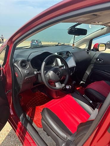 masin adlari ve sekilleri: Nissan Note, qırmızı rəng, həcmli şəhər hetçbeki. Xarici: - — 5