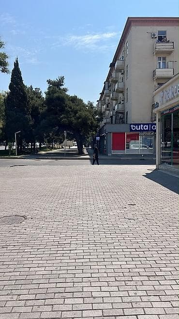 Hazır biznes qarayev metrosunun çıxışı - İşıqlı vitrinli küçə — 3