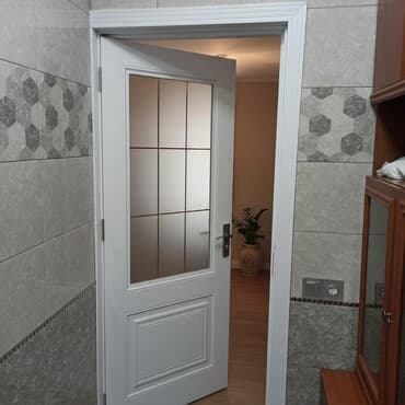 şüşə qapi: Ağ rəngdə, klassik dizayna malik qapılar. Otaqlar arasında keçid üçün — 1