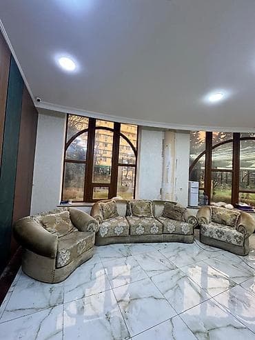 Divan dəsti satilir. Restoranda foyedə istifadə olunub. Təzə deyil