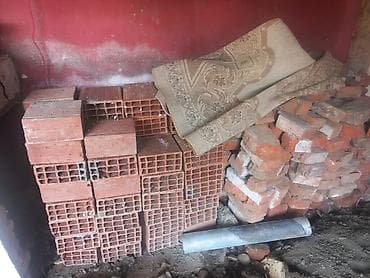 usta ləvazimatları: Lenkeranda blok kerpıcler ve sade kerpıcler satılır. usta işledib — 1